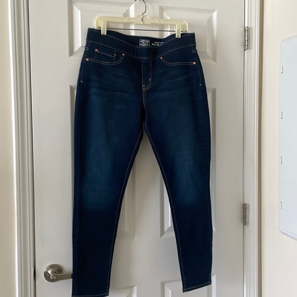 Signature Levi Strauss Women’s Dark Denim Size 3230 Totally Shaping Jeans